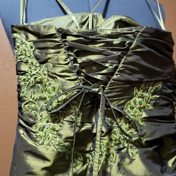 Sleeveless formal length dress - Picture 5 of 11